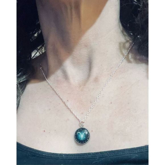 Pisces GREEN GLOW IN THE DARK ZODIAC STAR SIGN HOROSCOPE NECKLACE - Picture 9 of 13